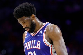 开云体育官网-窗口期突围战来临，费城76人围绕NBA总决赛再遭质疑，媒体盛赞，团队化学反应显著(费城76人艾弗森)